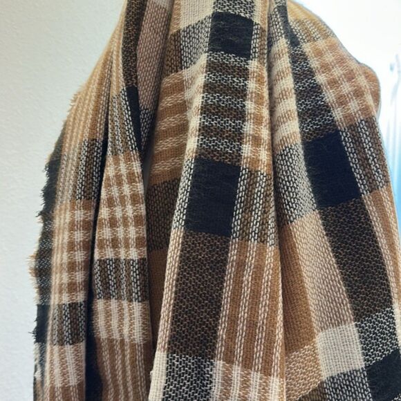 ModCloth Plaid Blanket Scarf Wrap Womens Raw Hem Fringe Minimalist Neck Warmer - Picture 2 of 9